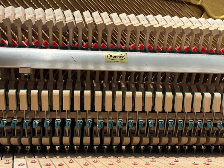 Réglage de mécanique de piano droit sur un Schimmel à Grenoble