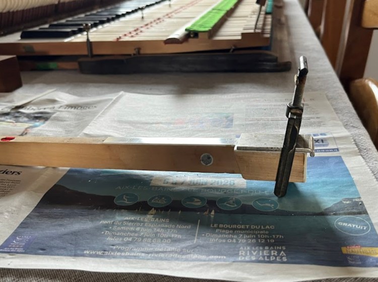 Recollage d'un ivoire d'une touche de piano à queue à Aix-les-Bains