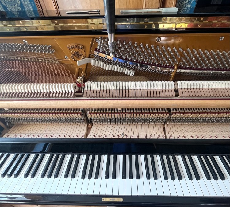 accord d'un piano droit Sauter en Savoie