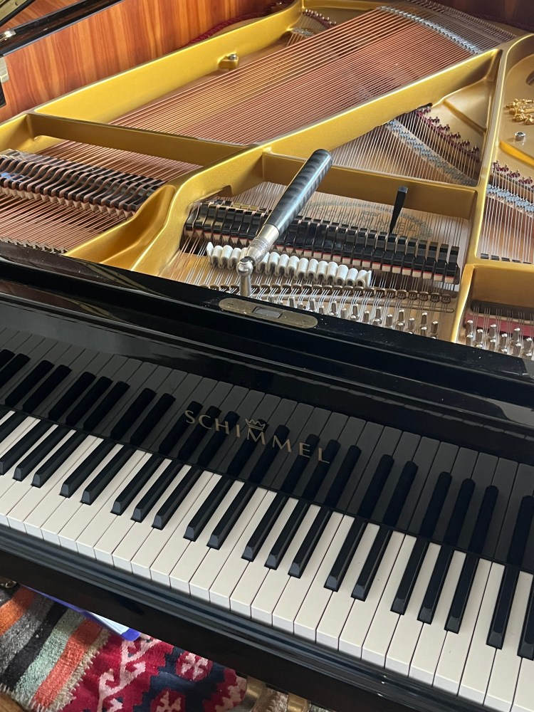 Accord d'un piano à queue de la marque allemande Schimmel à St-Maximin