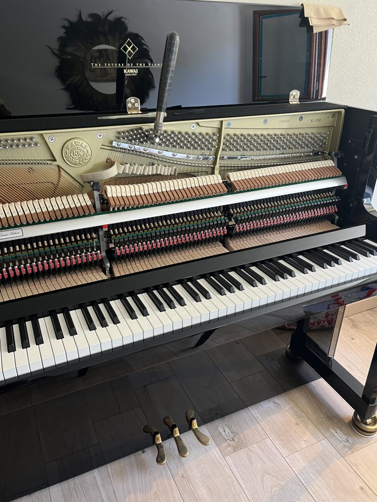 Accord d'un piano droit neuf en Savoie